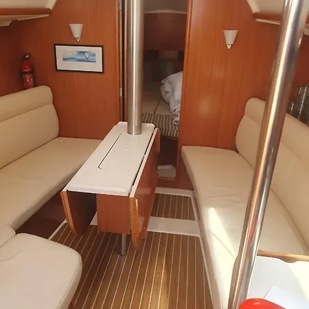 Botel - Nuit Insolite A Bord Du Defi Fou *